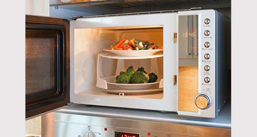 站在使用中的微波炉前方安全吗？