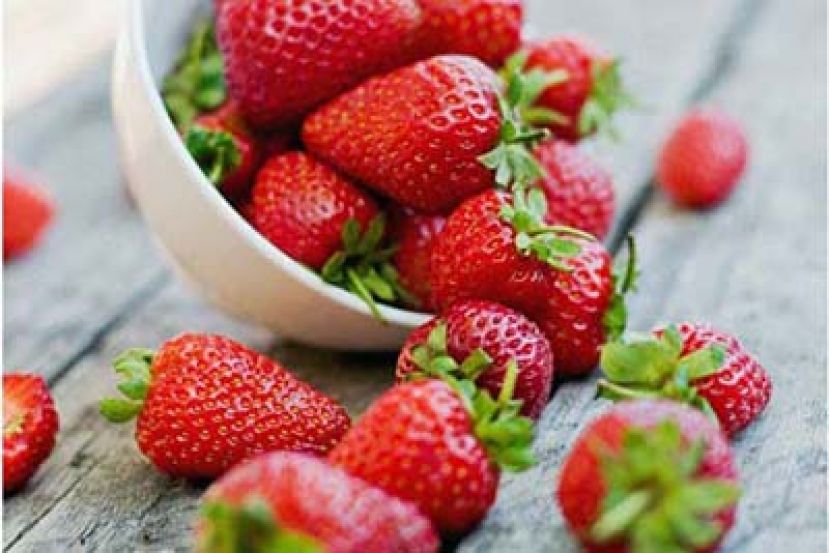 图示：莓类水果（如草莓）不容易提升血糖，适合糖尿病人食用。