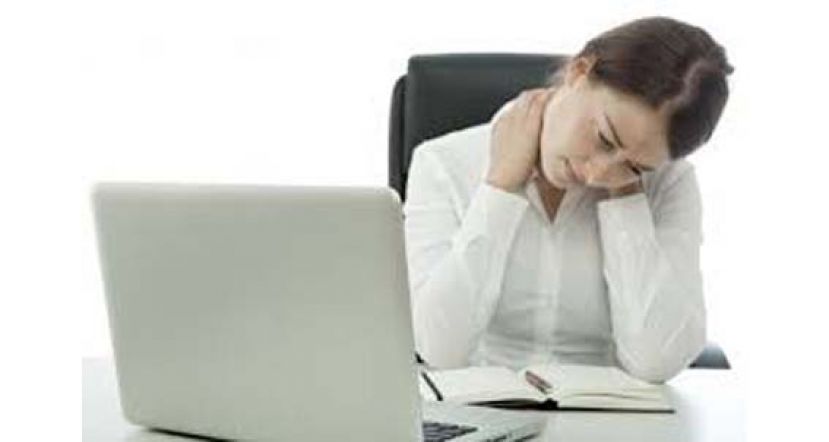 长期打电脑当低头族　恐造成颈椎骨刺