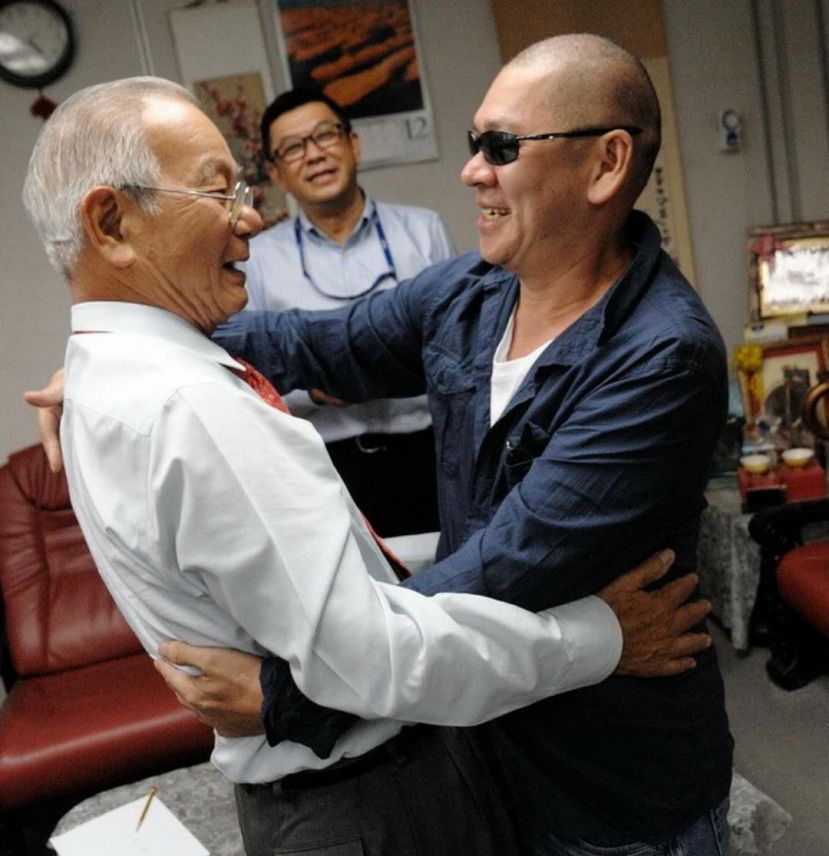 图示：老校长与大导演蔡明亮相见欢。