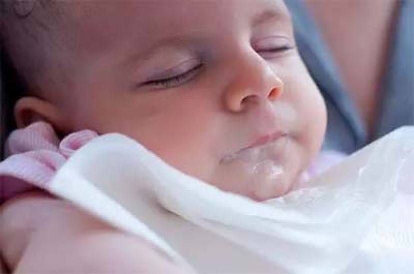 宝宝吐奶若非太饱 慎防脑膜炎作怪