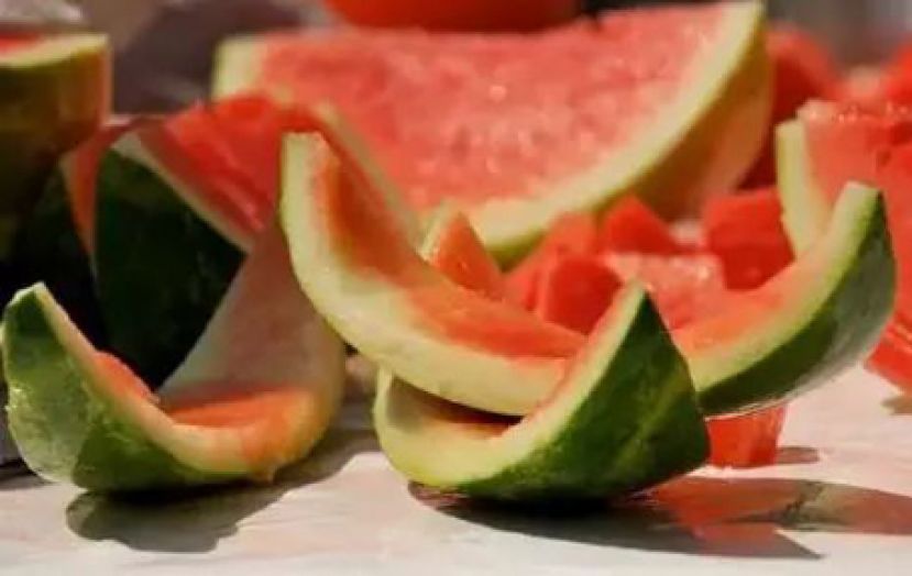 西瓜皮制鲜果水 解暑热效果加倍