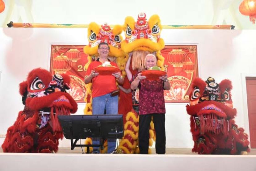 东岳观副主席兼神事组顾问刘玉璋（右）与总务李兴龙（右）从瑞狮接过采青福品。