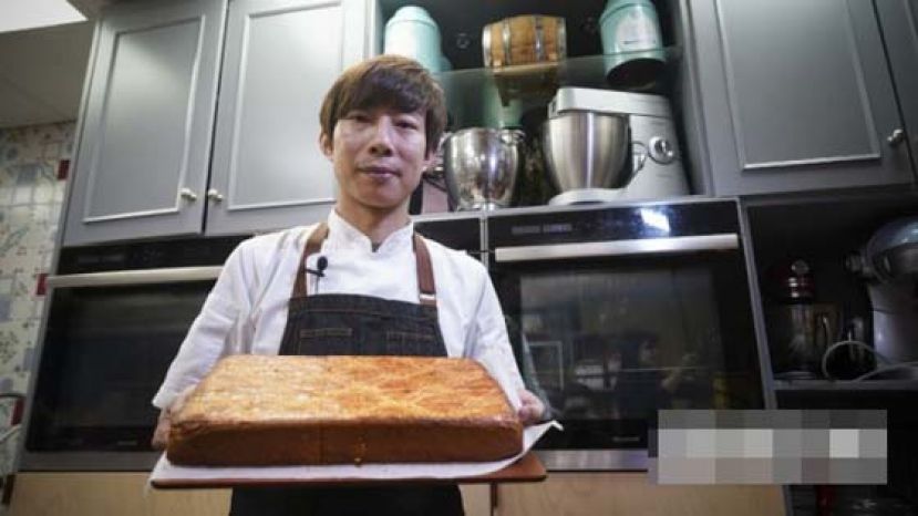 研究了古早味蛋糕24年的台湾烘焙师傅黄建勋，认为港台两地的古早味蛋糕十分相似，但松软和湿润度稍有分别。