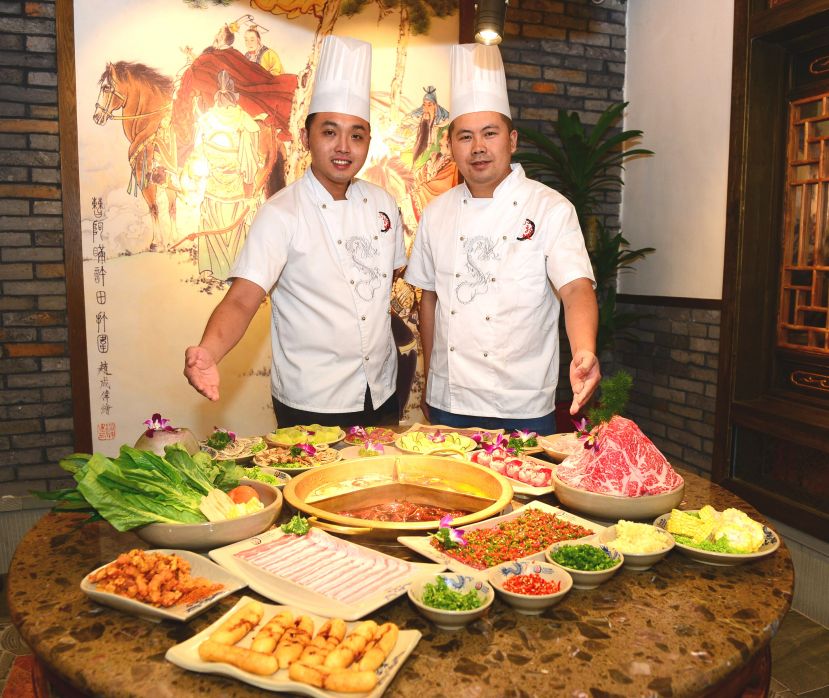 赖成自（右）、罗虢纶与团队准备好欢迎大家随时莅临小龙坎老火锅，品尝来自成都最正宗、最原味的火锅。