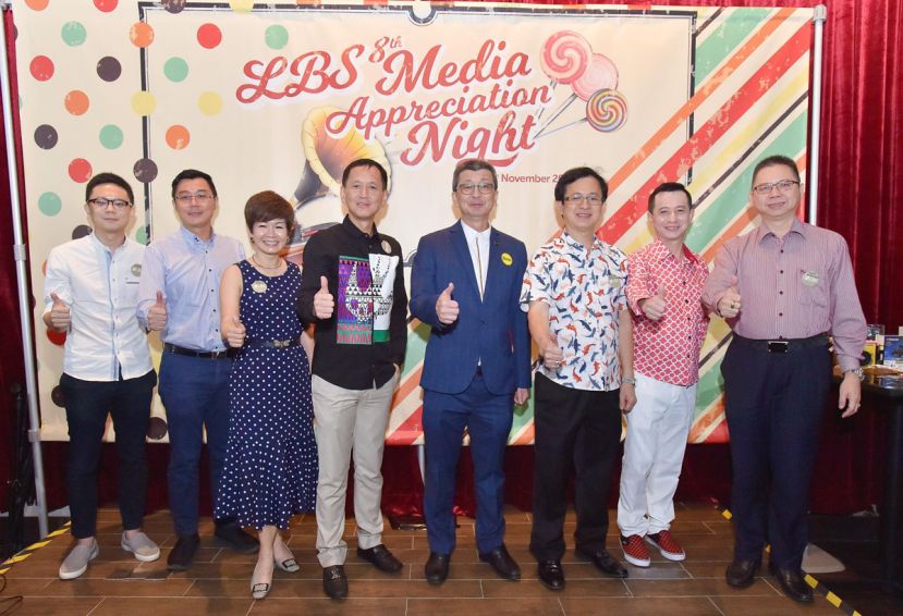 图示：林木生集团董事经理丹斯里林福山（左5）和众高层在&ldquo;媒体之夜&rdquo;感谢媒体朋友长期以来对该集团的支持。左起为创建集团副总执行长兼执行董事林金河、创建集团总执行长兼执行董事拿督林林立杰、林木生集团执行董事拿督林梅香、拿督威拉林福源、拿督斯里林福成、拿督斯里林福翔和拿督谢乐元。