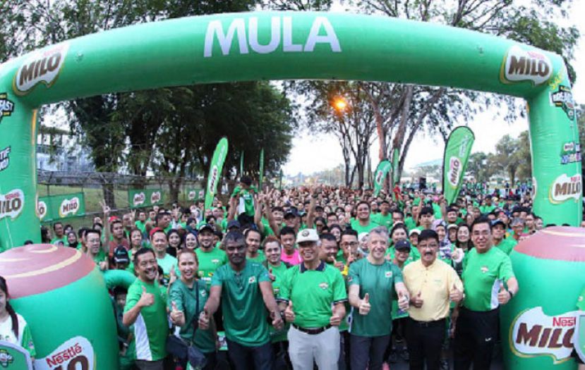 古晋北市市长拿督阿都华合（前排中）与参与美禄马来西亚早餐日竞跑的健儿合影，右三为马来西亚雀巢有限公司首席执行员Juan Aranols。