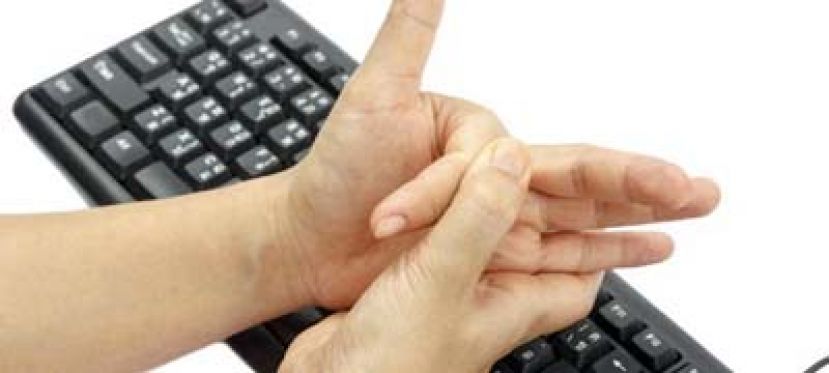 手指卡又痛 3C族板机指怎么治？