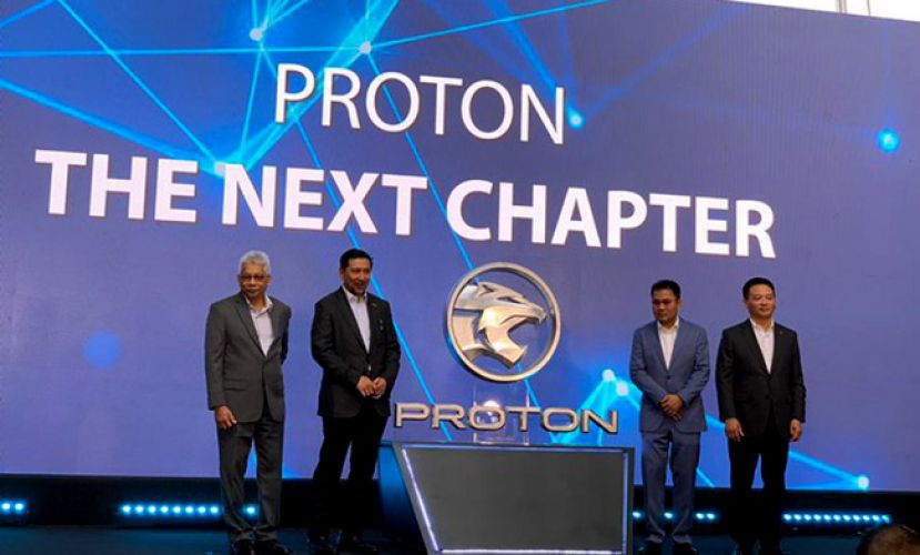 宝腾周二推介新厂徽和标语，左起：副首席执行员拿督拉兹逸夫，多元重工业（DRB-HICOM）主席拿督莫哈末再纳，赛法依扎与李春荣。