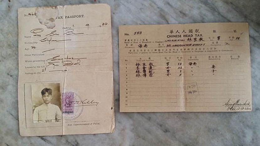 甲必丹林传政展示收藏的早年砂拉越国护照（左）及所征收人头税收据。