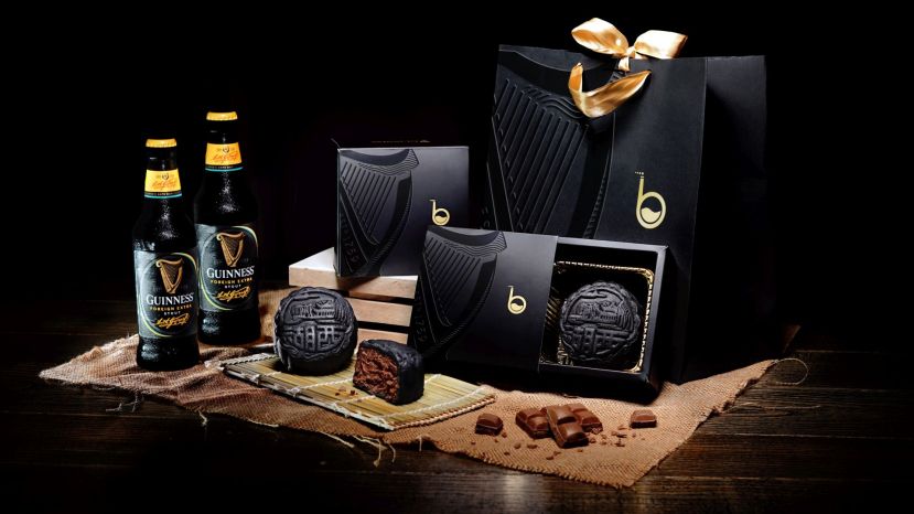 黑啤Guinness在这个中秋佳节特别制作了一款独一无二的应节食品Guinness黑啤冰皮月饼，月饼苦中带甜每一口都让人回味无穷。