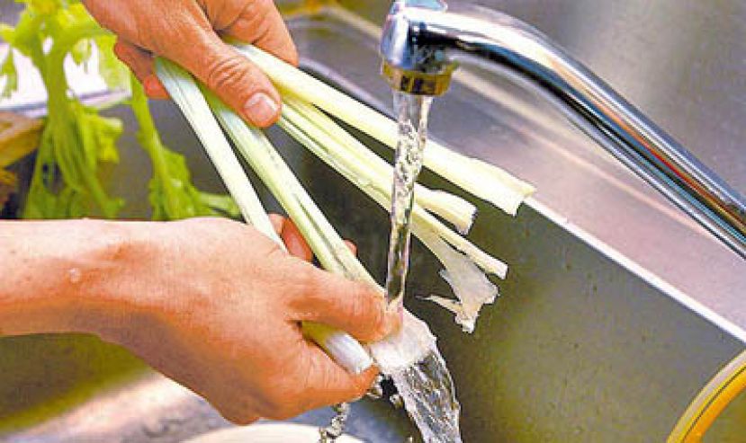 图示：用清水洗菜10分钟可减少农药残留风险。