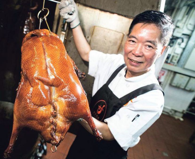   亮滑诱人──有超过40年烧鹅经验的冯浩棠（棠哥）把烧鹅从太空炉中取出，鹅皮油亮色泽均匀，脂香扑鼻，引人垂涎。（苏智鑫摄）