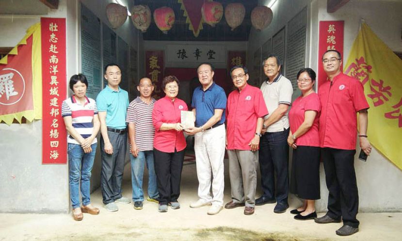 林韶华博士移交赞助金支持罗芳伯故居纪念馆馆活动经费。