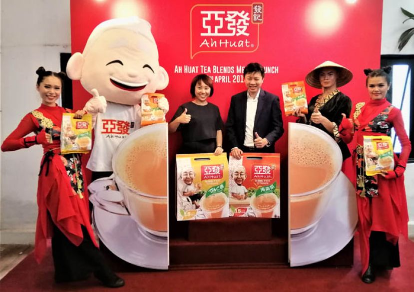  Power Root 亚州区市场行销经理曾瑞文（左）及执行董事施传宝联合推展《亚发》茶系列之&ldquo;Teh C香&rdquo;和&ldquo;海南茶&rdquo;