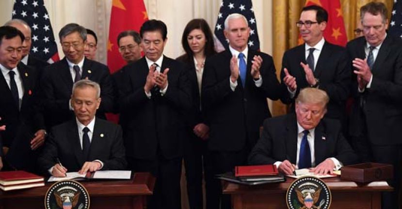 特朗普（右）与刘鹤（左）在白宫签署中美首阶段贸易协议。