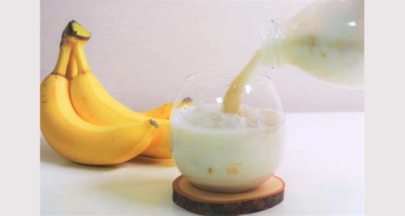 睡前喝牛奶有助入眠 配香蕉可进一步松弛肌肉调节情绪