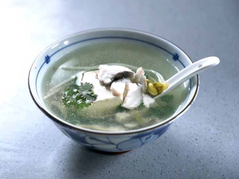 图示：中医师说，豆芽、豆腐和鱼片都是蛋白质食物，对于减低喝醉后的不舒服有一定作用。