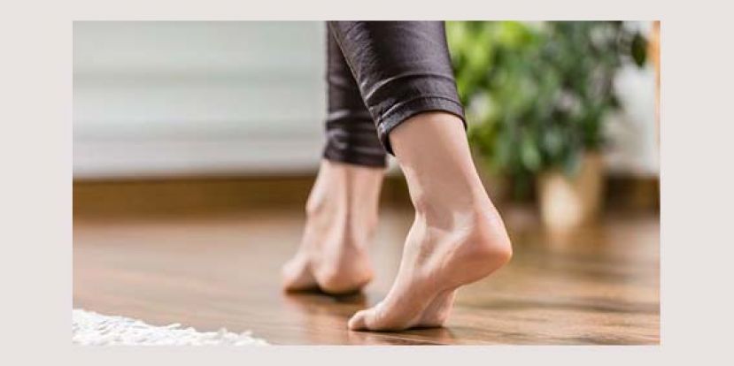 脚掌不平全身歪斜　3分钟测脚掌健康