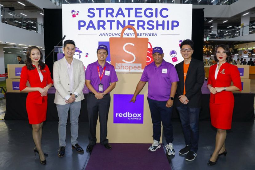 （左二起）虾皮董事总经理何子翔、RedBox首席执行员Dato&rsquo; Mohd Shukrie Mohd Salleh、亚航集团首席执行员丹斯里Tony Fernandes与虾皮运营主管Esten Mok宣布RedBox与虾皮成为合作伙伴。