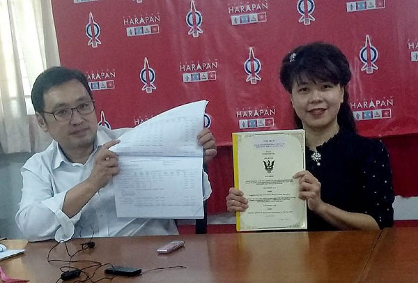 行动党砂州主席张健仁(左)与朋岭区州议员杨薇讳召开新闻发布会。
