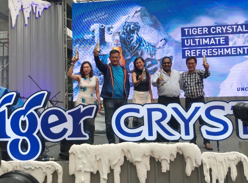 林美施（中）与高层一同推介Tiger Crystal啤酒，左起为郑翠箐、张添寿、Jeevan以及李年丰。