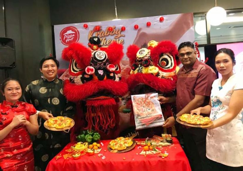 图示：必胜客职员展示全新推出的Krabby Cheese 蟹肉芝士披萨。