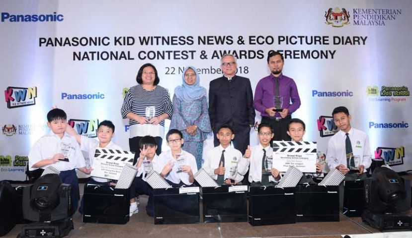 图示： 马来西亚教育部课程和艺术部代表Norhayati Mustafa(左二), 马来西亚Panasonic 市场创新部总经理 Chew Keng Heng (左三)和KWN大奖获奖者砂拉越SJK Chung Hua Buso (小学组) 和吉兰丹SMK Tok Janggut Pasir Puteh(中学组)。