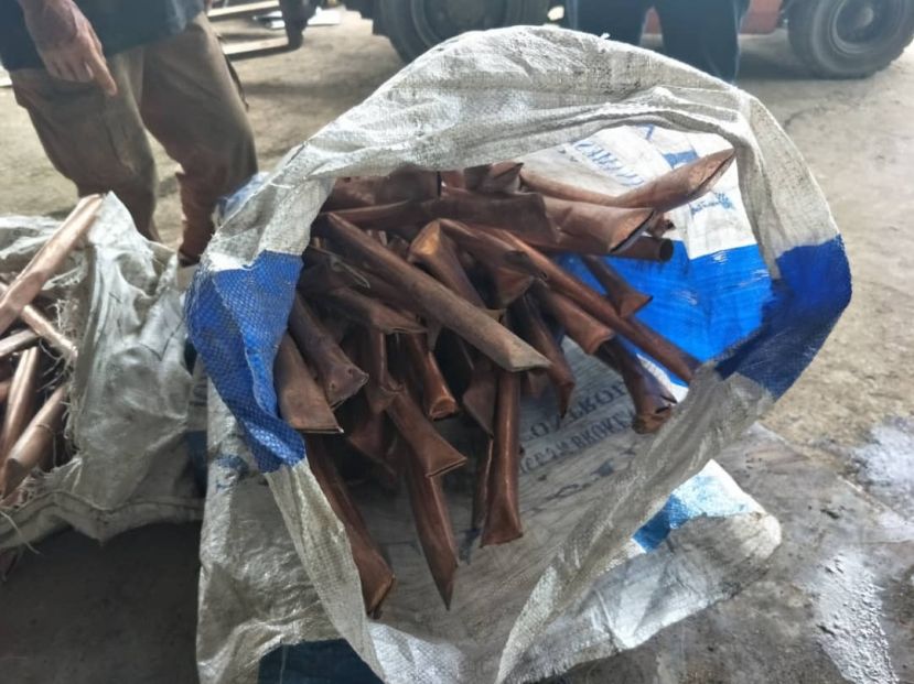 警方起获在货仓失窃的4麻袋铜管。