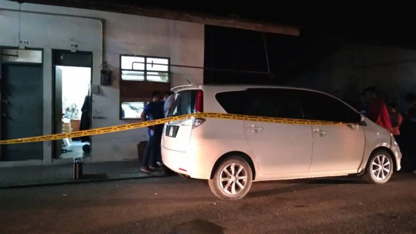 警方以警戒线封锁死者宿舍，轿车为死者的代步工具。