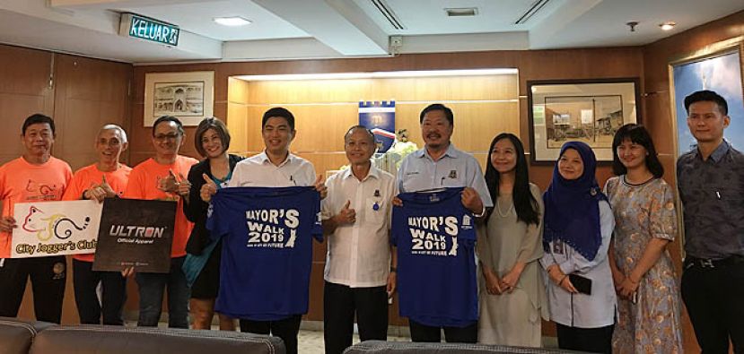 众人于新闻发布会上合影，左六为南市市长拿督曾长青。