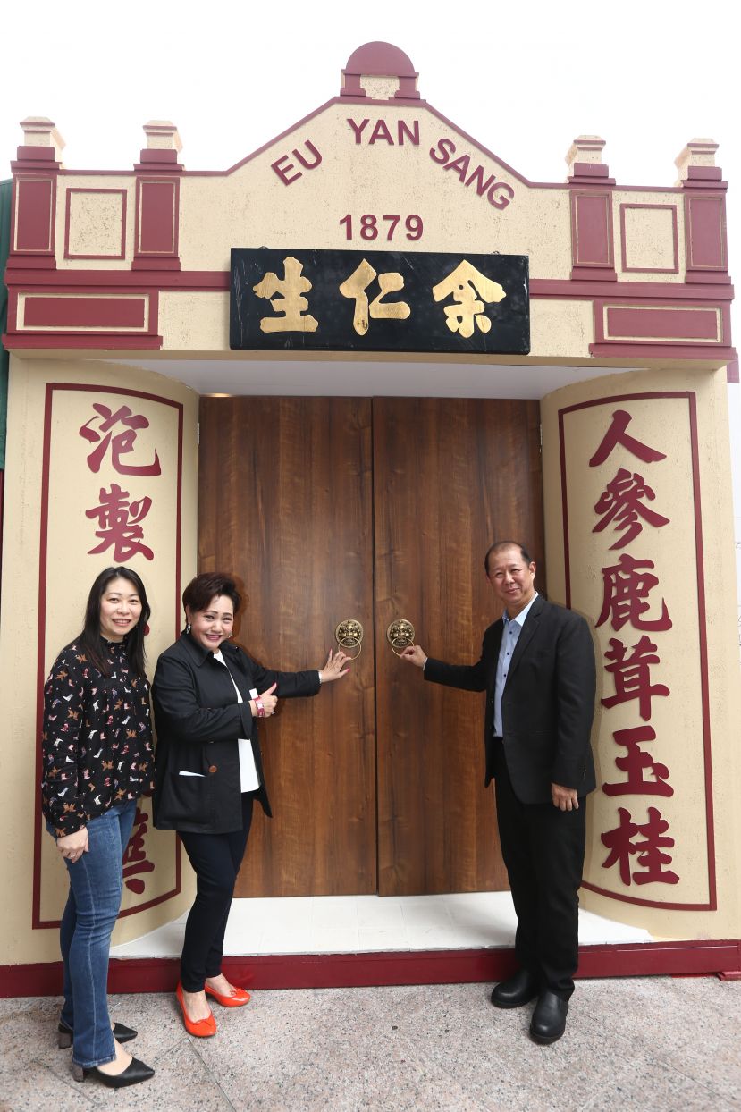 余梁贵珍（左2）、邱月辉（右）以及周丽云一同为余仁生体验馆主持推介礼。