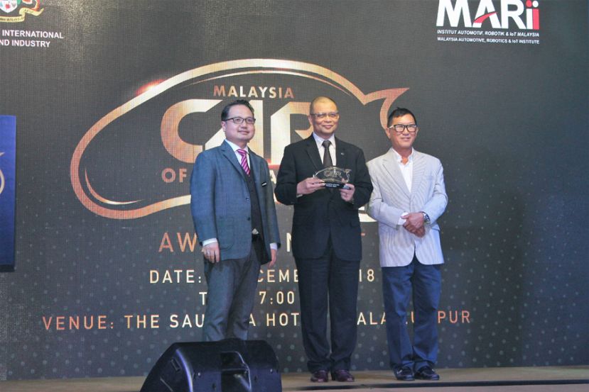 图示：第二国产车董事主席兼首席执行员拿督阿米纳沙礼（中）领取马来西亚年度汽车大奖奖座，左为Malaysia Automotive Institute首席执行员拿督马达尼沙哈礼及评审团主席Yamin Vong。
