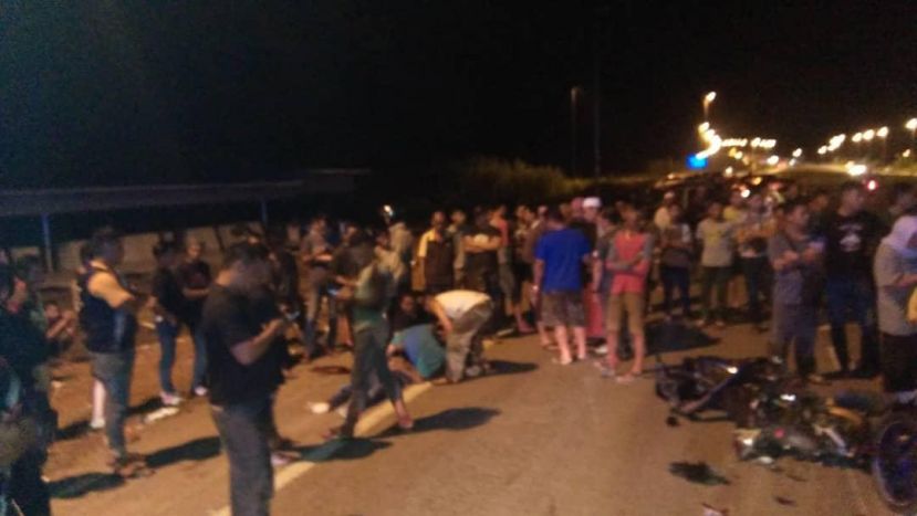 车祸现场，大批民众驻足围观。