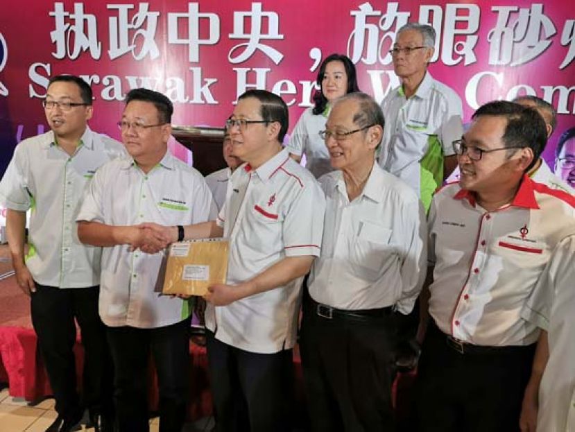 砂云南善堂财政刘天金（左二）与众理事移交豁免缴税申请信函给财政部长林冠英（中）。(左一)为国内贸易及消费人事务部副部长张健仁和砂行动党元老张守江。