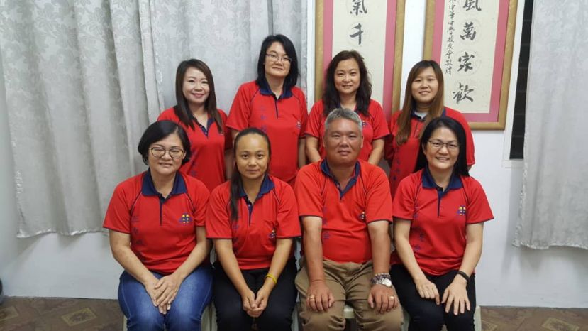 坐者右起分别为秘书田玉燕、会长许孝智、筹委会主席兼妇女组主任刘佩思及筹委们合影。