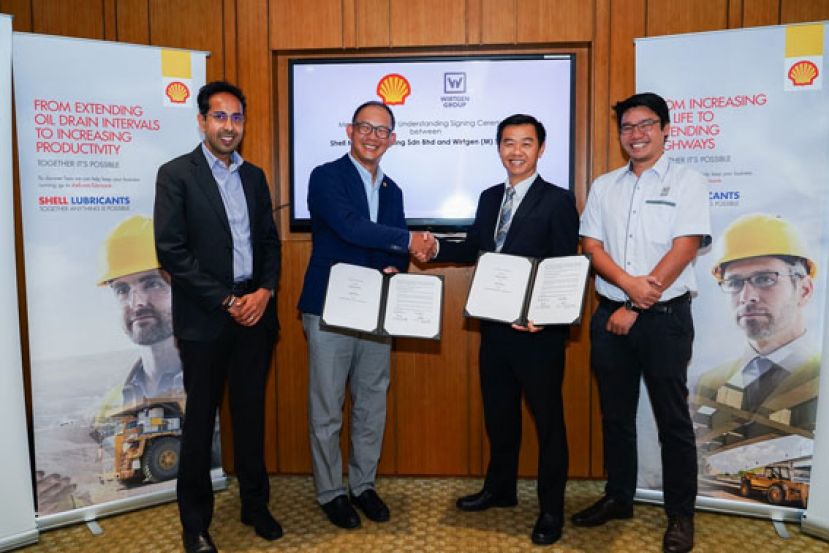 图示：(左起)Baljit Singh, 壳牌润滑油大马销售经理Leong Tak Chuan, 卜森隆和大马维特根零件和服务经理Aldridge Wee合影。