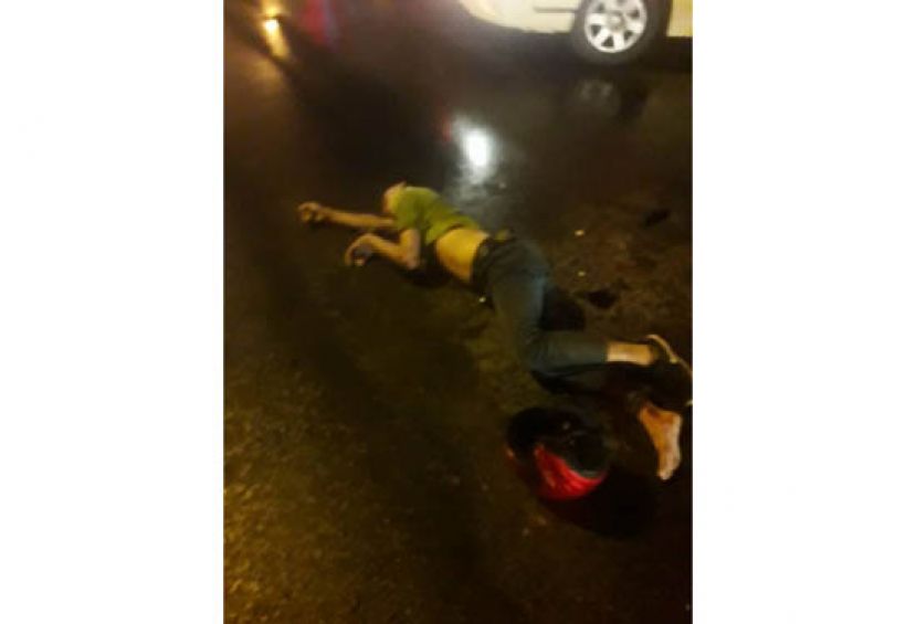奄奄一息死者倒在路面无法动弹。