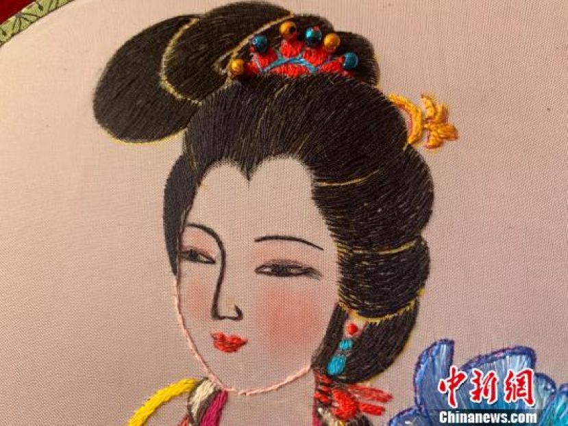 丁永莲刺绣作品，人物形象饱满，根根头发如真丝。