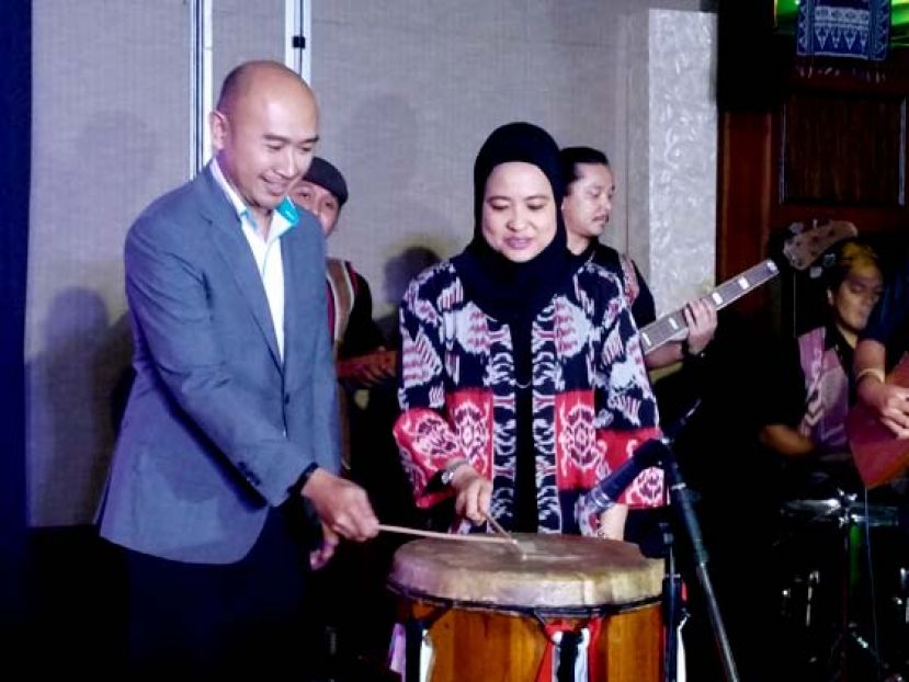 国油通讯策略组高级总经理扎哈丽雅与砂区总经理朱来希扎哈丽雅（右）为国油达雅节短片&ldquo;父亲的鸟裳&rdquo;主持推展礼。