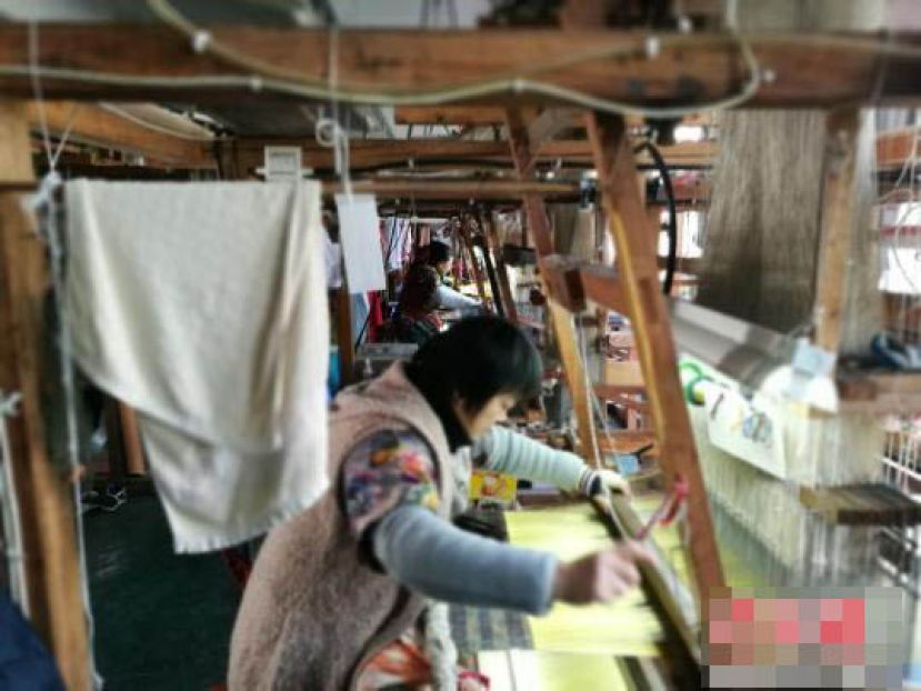 图示：走在织造厂中，听着木制织机的&ldquo;咔嗒咔嗒&rdquo;声，如同穿越回了古代。