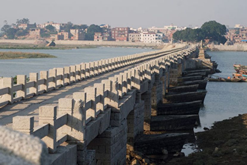 图示：洛阳桥，又名万安桥，位于福建泉州洛阳江入海处，是中国历史上第一座跨海大桥。