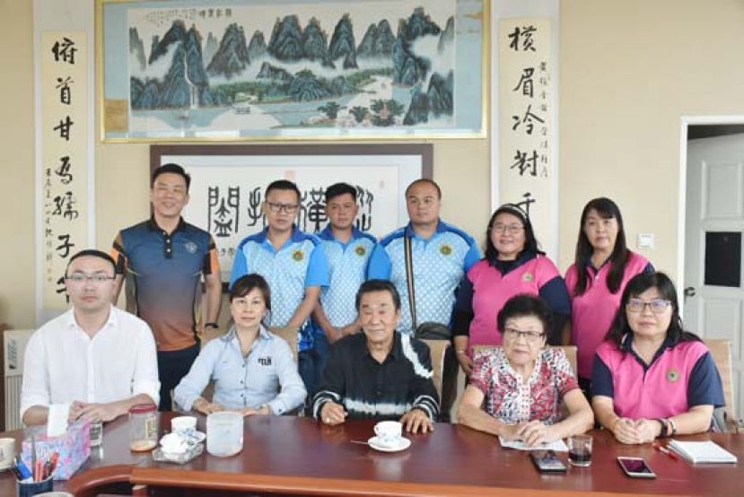 古晋兴安会馆会长黄张金发（前排左三）欢迎民众踊跃出席兴安欢乐家庭日。
