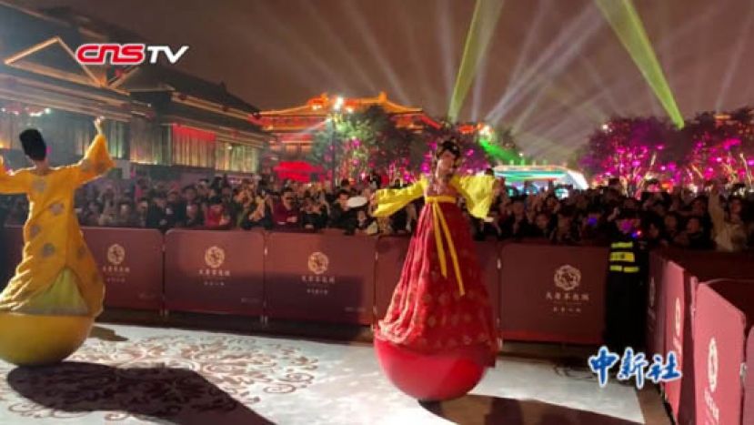 探访西安&ldquo;网红&rdquo;&ldquo;不倒翁&rdquo;表演者：努力带来更好的演出