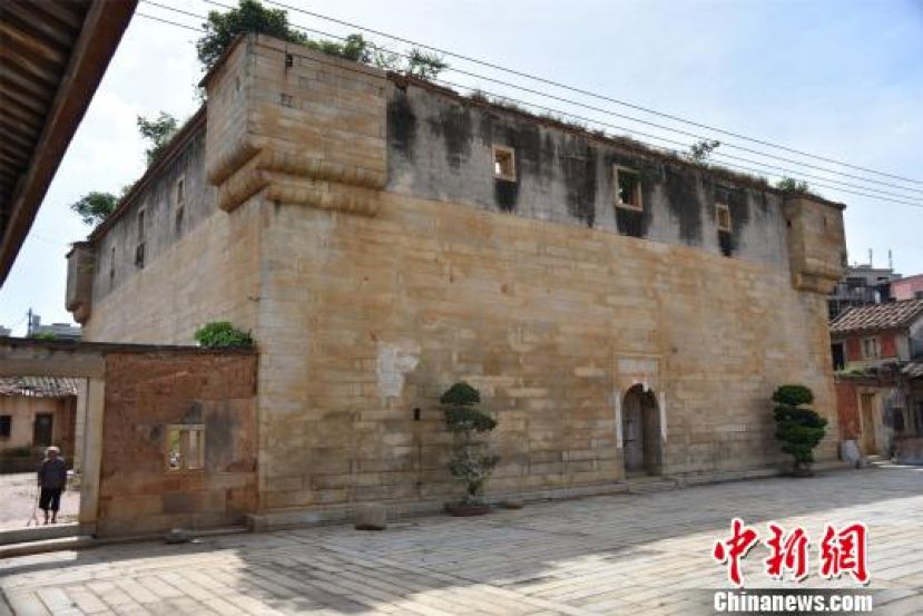 历经两百多年的风霜洗礼，黄素石楼仍坚固挺立。
