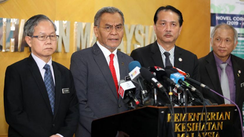 卫生部长拿督斯里祖基菲里(左2)召开新闻发布会。右1为副部长李文材和卫生总监拿督诺希山(右2)等。