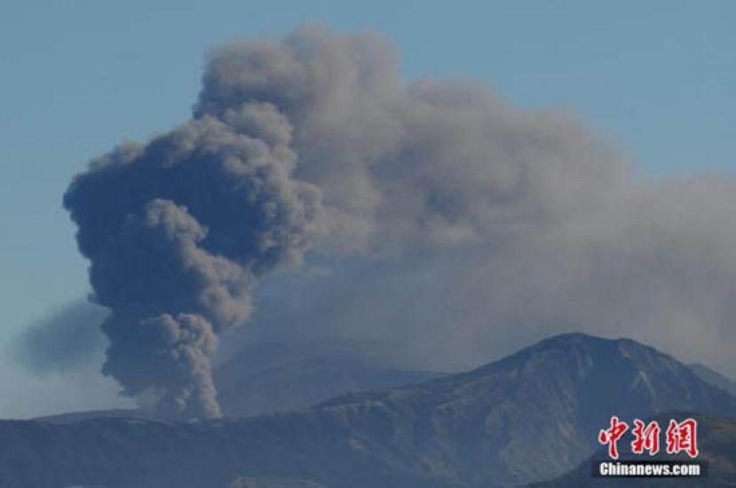 12月13日，位于日本熊本县的阿苏火山喷出烟尘，日本气象厅目前已发出警报，阿苏火山或将于近日爆发。