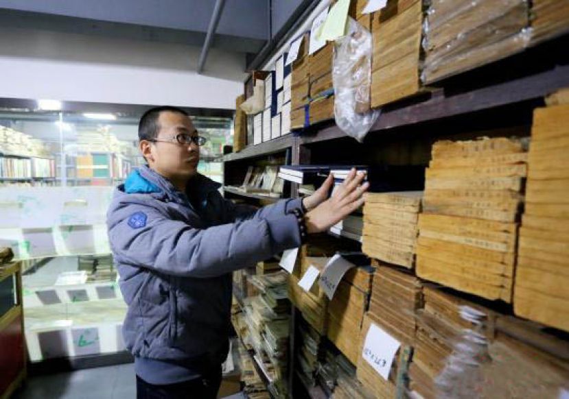 图示：兰州&ldquo;80后&rdquo;小伙王林收藏古籍文献十三载，数量万余册。