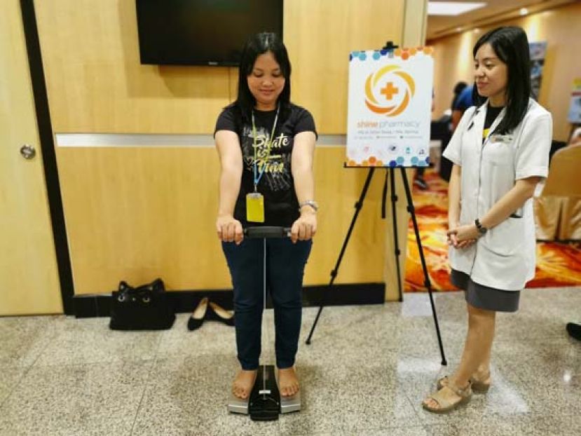 民众在健康嘉年华活动中用先进仪器检查身体身体质量指数。