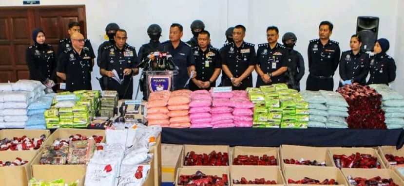 全国警察总长阿都哈密(前排左3)展示警方所起获的部分毒品。